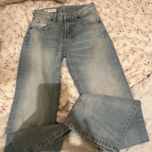 Ljusblå jeans från Zara - Snygga ljusblå jeans från Zara med klassisk femficksdesign. De har en rak passform och är perfekta för en avslappnad stil. Tillverkade i ett bekvämt denimtyg. HELT NYA