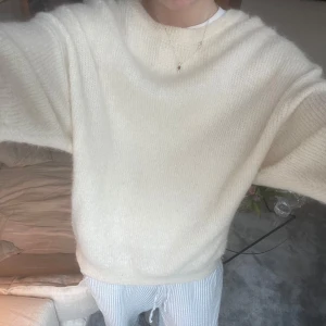 Vit stickad tröja  - Säljer denna vita stickade tröjan från Wera! 