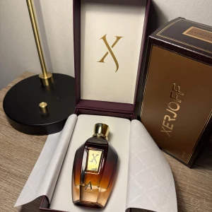Xerjoff Alexandria II Parfym 100 ML  - Säljer denna goda doft som inte passar in på mig längre. Parfymen har 100/100ML kvar. Vid förfrågan av kvitto så skickas det privat via PM! Vid andra frågor eller funderingar är det bara att höra av sig! Priset kan diskuteras vid snabb affär! 