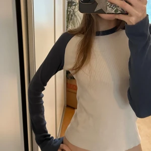 Brandy Melville tröja - Urgullig tröja från Brandy! Perfekt skick, använd en gång! ⭐️ 100% bomull onesize 