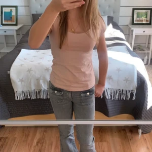 Beige linnetopp - Säljer en stilren beige linnetopp med en enkel design. Perfekt för varma dagar eller som lager under andra plagg. Toppen har en tight passform och är ärmlös.