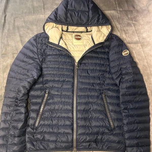 Colmar marinblå dunjacka - Mycket bra skick, perfekt jacka för vår och varmare vinter väder, size 48 fits S/M. Person på bild 180 63 kg