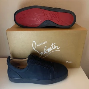 Svarta sneakers från Christian Louboutin - Hej säljer eller byter nu mina valentinos mot skor eller kläder! Valentinos, Loubs m.m. Finns i Uddevalla