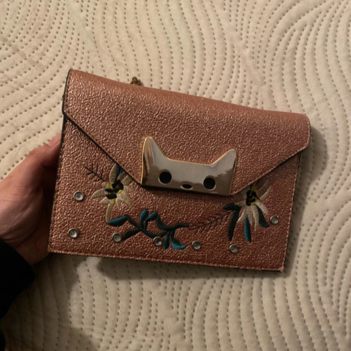 Rosa axelväska med kattdetalj - 1