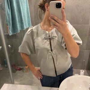 By malina liknande Bluse  - Superfin Bluse med puff ärmar från Neo noir som är använd ett fåtal gånger. 
