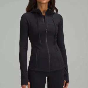 Svart lululemon jacka med luva strlk 6 - Jättesnygg svart träningsjacka från Lululemon. Jackan har en åtsittande passform med dragkedja och luva. Knappt använd, endast två gånger så jackan är i toppskick. Strlk 6, motsvarar en S!