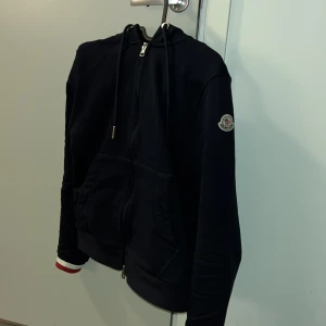 Moncler hoodie - Moncler hoodie använd 4-5 gånger. Är som ny. Är exakt som en riktig den går att skana.