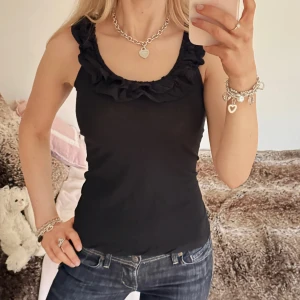 linne volanger  - snyggt svart linne med volanger vid urringningen 🖤 jag är 173cm & stl S/36/28 för referens 🖤 läs POLICY (i gillade inlägg) innan köp 🖤 använd gärna ”Köp” 🖤 