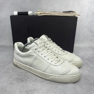 Vita Valentino flycrews - Snygga vita sneakers från Valentino med klassisk design och snörning. Skorna har en stilren look med subtila detaljer och är tillverkade i skinn. Perfekta för en stilren och modern look. Första bilden är lånad och det ingår inte box,snöre