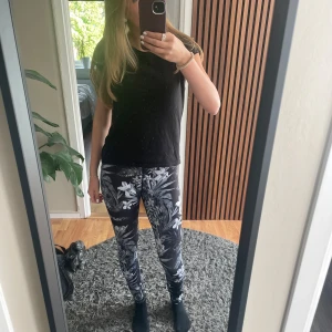 Mönstrade leggings från Stronger - Säljer dessa snygga träningstights från Stronger med ett fint blommigt mönster. De har en elastisk midja med 'Stronger' tryckt runtom. Perfekta för träning eller bara ha hemma eftersom det är ett sjukt skönt material. 💕Använda cirka 2/3 gånger men de är tvättade och inga defekter.
