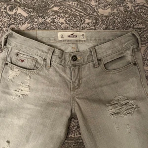 Hollister jeans - Säljer mina snygga holister jeans då den inte riktigt passar, dem är ljus gråa men slitage detaljer och mönster på bakfickorna dem är lågmidjade. W26 L35😊kontakta vid frågor och funderingar