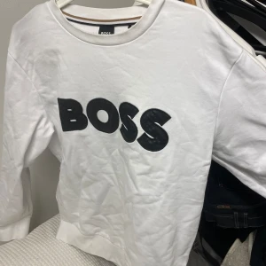 Hugo boss tröja - Långärmad från Hugo boss i storlek M jag gav till min kille i julklapp som tyvärr inte passade. Aldrig använd, legat ovikt i en låda därav behövs den strykas vilket jag kan göra innan jag skickar den. Köpt för 1800