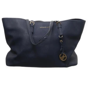 Michael Kors väska  - Marinblå Michael Kors väska med fina detaljer ✨ Passar perfekt till skolan då den rymmer jätte mycket! Köpt på sellpy och täcken på användning, ex sliten här och där (se bilder) 💗 Kan inte heller bevisa att den är äkta, men skulle verkligen tro det.                                                 Mått: 💐 Bredd: 38 cm                                                     Djup: 16 cm Höjd: 28 cm  