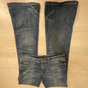 Blå Lågmidjade jeans med bootcut - Snygga blå jeans med bootcut-stil och klassisk femficksdesign. Midjemåttet 39, Innerbenslängd 91 och grenmått 20. Jag är 167💗