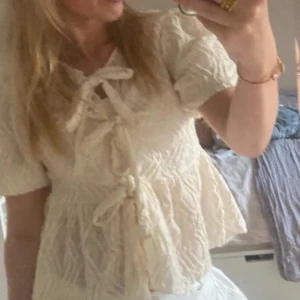 Fin beige blus - Så fin blus från gina tricot. Går både att klä upp och ner till vardags. Knappt använd, jätte fint skick. Storlek xs men skulle säga passar xs-s. Första bilden är lånad💕❤️pris kan diskuteras