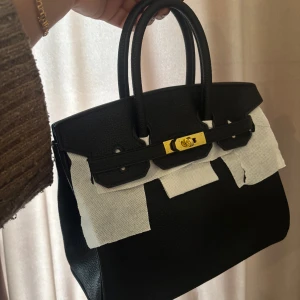 Helt ny väska  - Helt ny väska med fina detaljer, kommer med dust bag, scraf, nyckelring och axelband! 25 cm