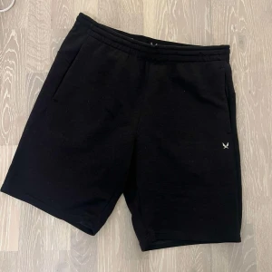 Soc tränings/mjukis shorts - Svart soc tränings/mjukis shorts Herr. Storlek L. Använd fåtal gånger mycket bra skick. För mer detaljer kom privat.