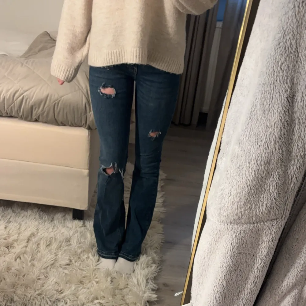 Snygga blå bootcut jeans med slitningar från Gina tricot . Jag har klippt hålen själv och jag har även sprett upp dem så dem blir längre💓jag är 170 lång💓. Farkut & Housut.