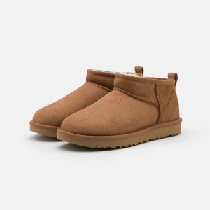 UGGs ultra mini  - Säljer mina helt nya och aldrig använda uggs ultra mini i färgen chestnut. Har aldrig ens testat dom på, sjukt snygga och passar så bra på vår och höst!!