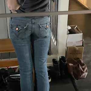 Levis jeans  - Riktigt snygga jeans från Levis, lågmidjade och utsvängda. Riktigt bra skick. Innerbensmåttet är ca 79 och midjan 82 (runt hela). Jag är 165cm lång. 🥰 