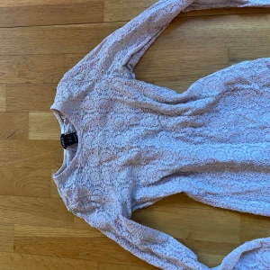 Vit spetsblus från Lindex - Säljer en elegant vit spetsblus från Lindex i storlek XS. Blusen har långa ärmar och ett vackert spetsmönster som ger en romantisk känsla. Perfekt för att lyfta vilken outfit som helst. 🌸