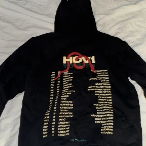 Svart hoodie med tryck från Hov1 - Säljer en svart tour 2023 hoodie från Hov1. Helt nytt skick! Köptes på en hov1 konsert i husqvarna!