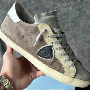 Phillipe models  - Snygga phille models med mockadetaljer och snörning. Skorna har en fet design med en mörkare grå panel på sidan och en ljusare sula. Perfekta för en avslappnad stil. Skorna har knappt några defekter eller skador och nypris är 3299 kr. Priset kan även diskuteras.