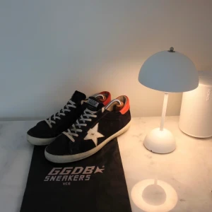 Golden goose skor - Fina golden goose, sparsamt använda. Storlek 45. Dustbag tillkommer