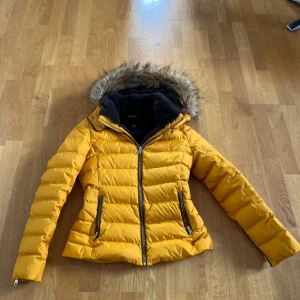 Zara Vinterjacka - Dunjacka från Zara i bra skick.