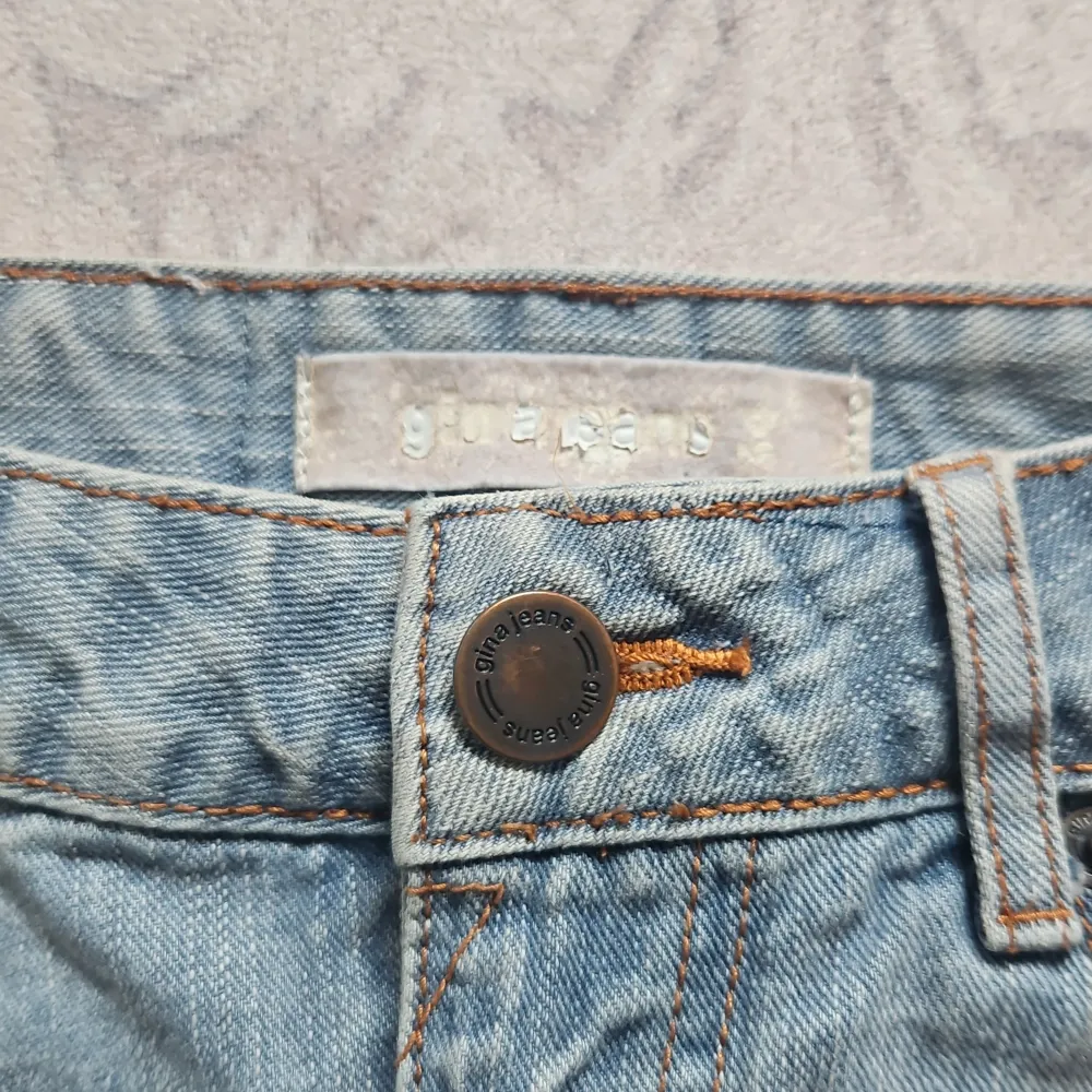 Perfekta denim minikjolen! Så himla söt med jätte fina detaljer. Verkar vara vintage ginatricot. Finns även två andra kjolar på min sida Midjemått: 39 Längd:28. Kjolar.