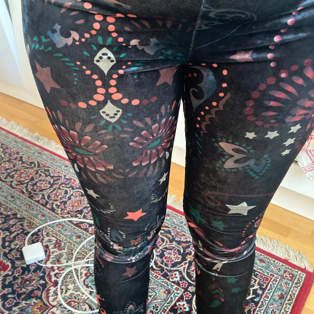 Odd Molly leggings i velvet material. Stl M och oanvänt skick . Jeans & Byxor.