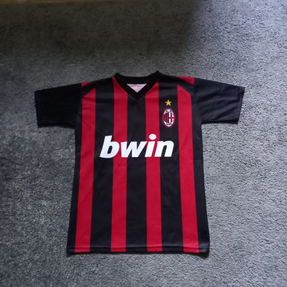 Hej, säljer nu den hära snygga Ac Milan tröjan från säsongen 2006/07. En jättefin tröja med den Brazilianska spelaren Kaká på ryggen. Storlek: S Skick: 7/10. Sportswear.