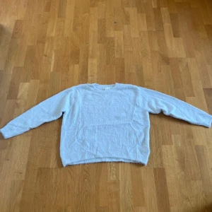 Fluffig Stickad Tröja - Stickad tröja från H&M i fint skick