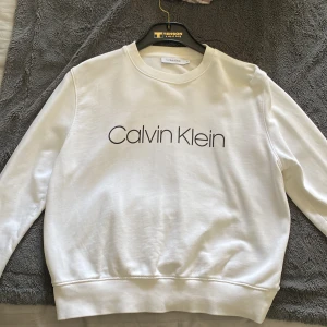 Calvin klein tröja  - Säljer min Calvin Klein tröja, mycket fint skick (använd fåtal gånger) storlek XS