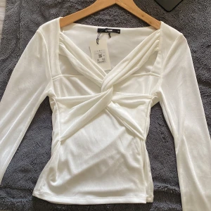 Topp/tröja från bikbok, prislapp kvar - Säljer oanvänd topp/tröja från Bikbok, aldrig använd (prislapp kvar) storlek M