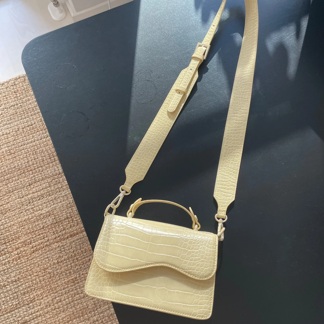 Beige axelväska med krokodilmönster