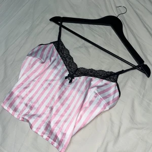 Söt randig spetstopp💞 - Gullig topp med spetskant från H&M🎀 Storlek S, knappt använd 💞 Pris går att diskutera