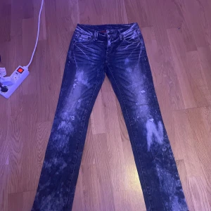 Evisu jeans - Evisu jeans modell straight men ser bootcut ut köpta för 700kr använd 1-2 gånger. Bra material ganska stretchig så passar mig 32-34 så skulle säga storlek 34💗 Priset kan diskuteras skriv privat för fler bilder💗