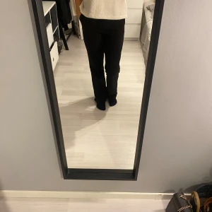 Svarta kostymbyxor bikbok - Säljer ett par kostymbyxor från bikbok, as snygga och bekväma. Lite slitna vid hälarna då dem har varigt lite långa för mig 