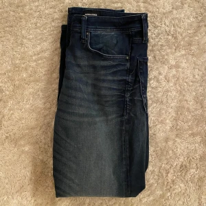 Jack and jones jeans - Säljer dessa mörkblåa Jack & Jones jeansen| storlek 32/32| jag är 183cm| pris 400kr| tveka inte vid intresse eller vid frågor