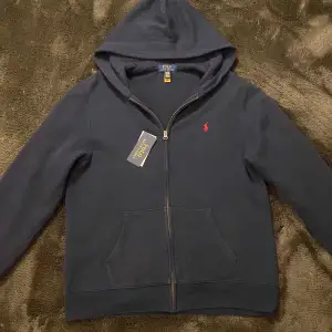 Polo Ralph lauren tröja i jätte bra skick använd fåtal gånger. Nypris 1200 mitt pris 649kr. Hör av er vid frågor eller funderingar. Mvh Viktor.