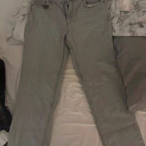 Gina jeans - Här säljer jag ett par gråa jeans från Gina som bara använts 2 gånger och är midwaist💕 