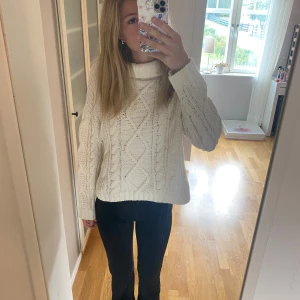 Stickad jultröja - En jätte fin stickad tröja med julkänsla 🥰 Mjuk och skön och varsamt använd. Säljer då den börjar bli lite liten 