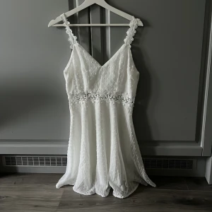 Jätte fin klänning💓 - Säljer denna vita klänning! Den är alldrig använd så i jätte bra skick💓 storlek XS.