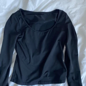 Basic tröja  - Basic tröja men u-ringning  Fint skick och inga defekter❣️❣️