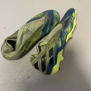 Fotbolls skor Messi aridas - Hyfsat slitna men väldigt sköna 