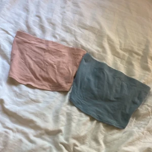 Tubetop - Båda två är för 30 och om bara vill ha en av dom så kostar det 20. På tredje bilden så ser man att den rosa har en lite prick. Men det syns inte när man har på sig dom🩵🩷