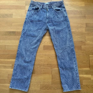 Grå Weekday manchesterbyxor - Grå Weekday manchesterbyxor, rak passform, storlek 31, nytt skick (pris kan diskuteras)