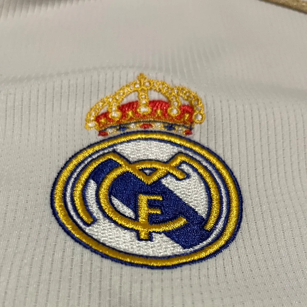 Hej säljer nu min Real Madrid tshirt från säsongen 19/20( Hemma ställ ). Säljer den eftersom jag inte använder den längre.   Pris går att diskutera ❗️❗️❗️. Sportswear.