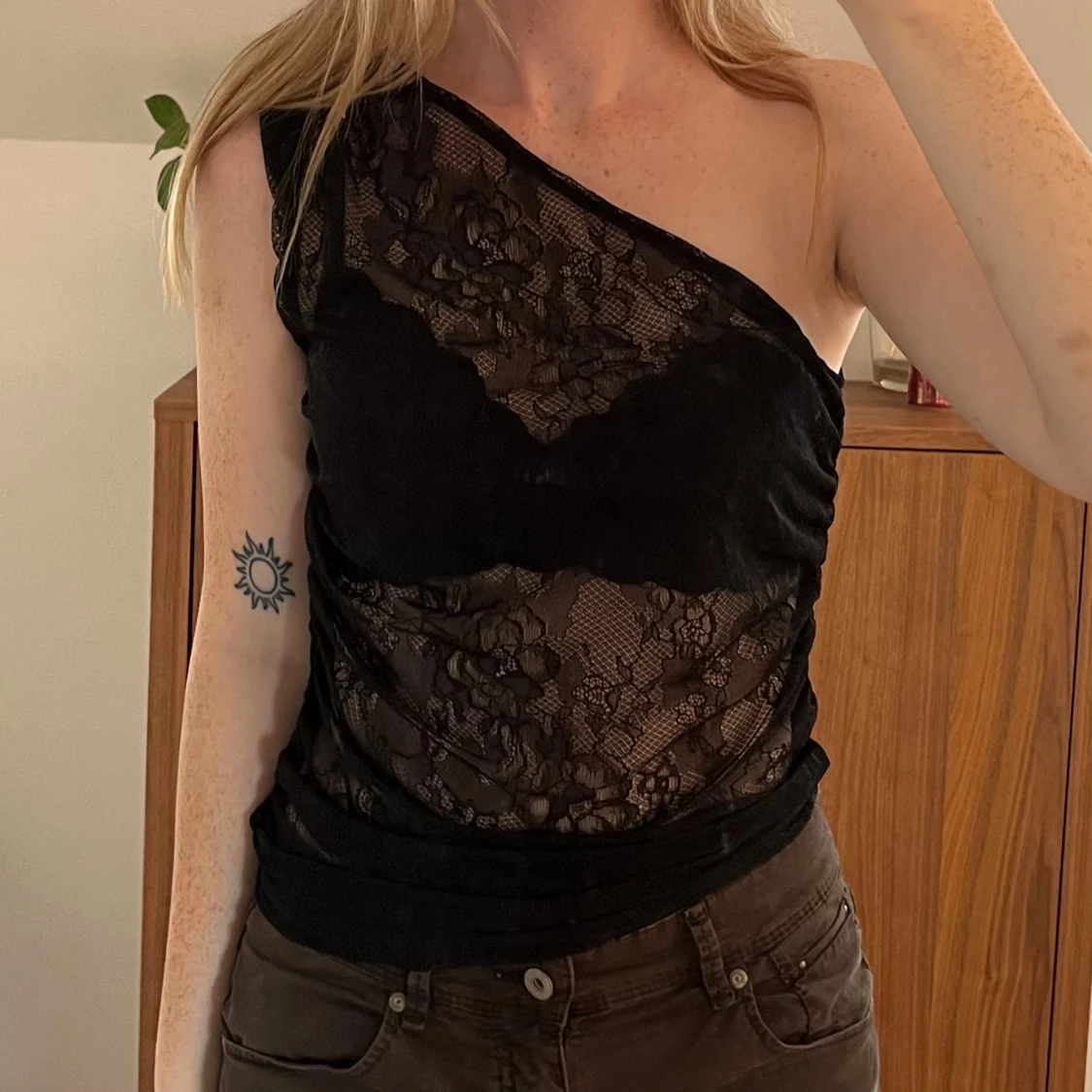 Spets oneshoulder topp